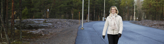 Person som går på nyanlagda Didrikslundsgatan