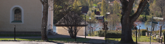 Hjorteds kyrka med vatten i bakgrunden