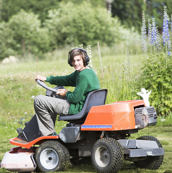 kille på gräsklippare