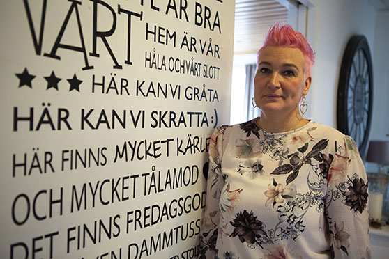 Erika framför en vägg med citat