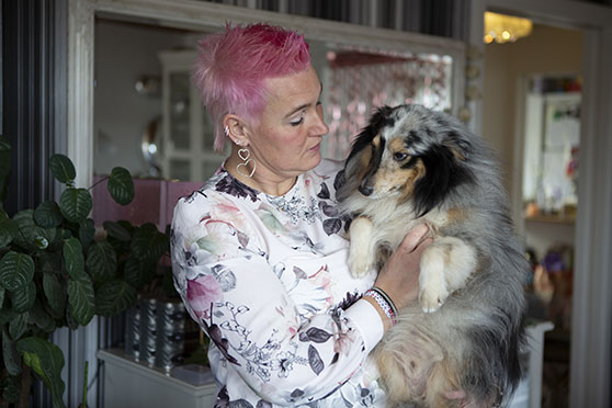 Erika tillsammans med sin hund