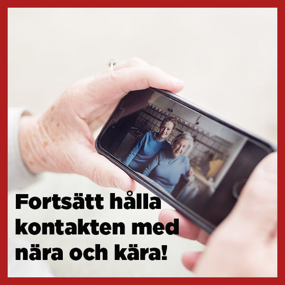 Äldre person som tittar på foton i en telefon