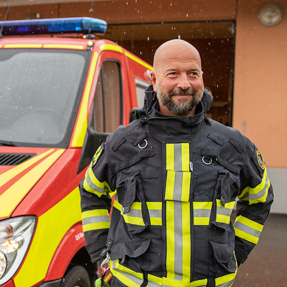 Christer utanför brandstationen i Loftahammar