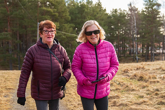 Maryanne och May-Britt promenerar