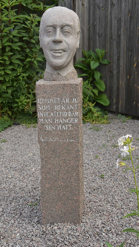 Stenskulptur av man