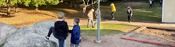 Barn i naturen vid Näktergalens skola