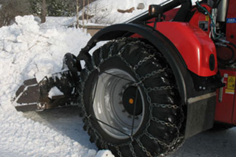 Traktor som röjer snö