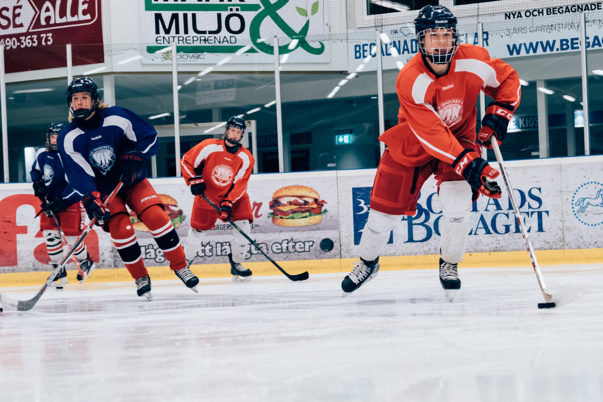 Hockeyspelande elever